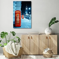 «Англия, Лондон. Телефонные будки на ночной улице» в интерьере современной комнаты над комодом