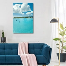 «Яхты на голубой воде под облаками» в интерьере современной гостиной над синим диваном