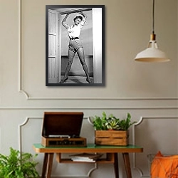 «Loren, Sophia 30» в интерьере комнаты в стиле ретро с проигрывателем виниловых пластинок