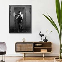 «Гарбо Грета 153» в интерьере комнаты в стиле ретро над тумбой