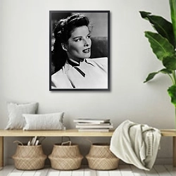 «Hepburn, Katharine 16» в интерьере комнаты в стиле ретро с плетеными корзинами
