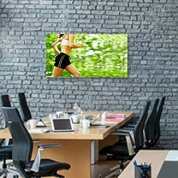 «Пробежка в зеленом лесу» в интерьере современного офиса с черной кирпичной стеной