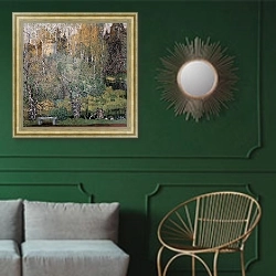 «Нескучный сад. 1910-е» в интерьере классической гостиной с зеленой стеной над диваном