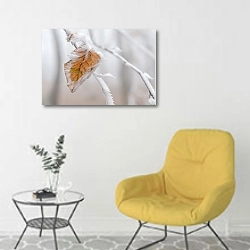 «Замороженный осенний лист» в интерьере комнаты в скандинавском стиле с желтым креслом