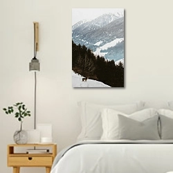 «Молодой олень на опушке леса в зимних горах» в интерьере белой спальни в скандинавском стиле