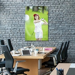 «Девушка играющая в гольф» в интерьере современного офиса с черной кирпичной стеной