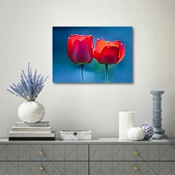 «Два красных тюльпана на синем фоне» в интерьере современной гостиной с голубыми деталями