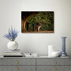 «Олень под раскидистым деревом» в интерьере современной гостиной с голубыми деталями