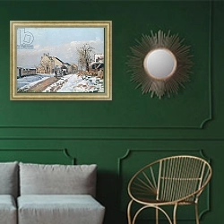 «The Road from Gisors to Pontoise, Snow Effect, 1872» в интерьере классической гостиной с зеленой стеной над диваном