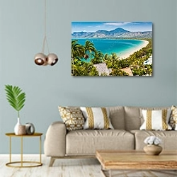 «Пляж Порт-Дуглас и океан в солнечный день, Квинсленд, Австралия» в интерьере современной гостиной с голубыми стенами