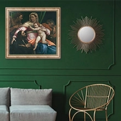«Мадонна с младенцем, Святыми и дарителем» в интерьере классической гостиной с зеленой стеной над диваном