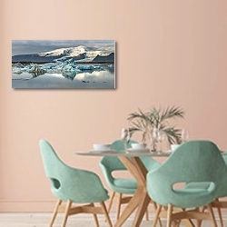 «Льды айсбергов в ледяной лагуне Йёкюльсаурлоун» в интерьере современной столовой в пастельных тонах