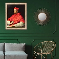 «Portrait of Cardinal Dovizzi de Bibbiena» в интерьере классической гостиной с зеленой стеной над диваном