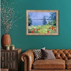 «Пейзаж с озером перед грозой» в интерьере гостиной с зеленой стеной над диваном