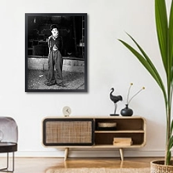 «Chaplin, Charlie (Circus, The)» в интерьере комнаты в стиле ретро над тумбой