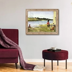 «Flowing to the Sea, 1871» в интерьере гостиной в бордовых тонах