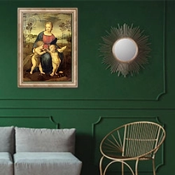 «Madonna of the Goldfinch, c.1506» в интерьере классической гостиной с зеленой стеной над диваном