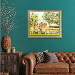 «Дома на берегу Луэна» в интерьере гостиной с зеленой стеной над диваном