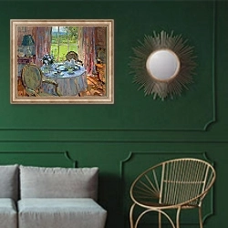 «Sunlit Teatime» в интерьере классической гостиной с зеленой стеной над диваном