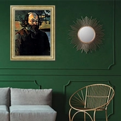«Автопортрет 15» в интерьере классической гостиной с зеленой стеной над диваном