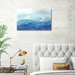 «Синие волны» в интерьере современной спальни в белом цвете с золотыми деталями
