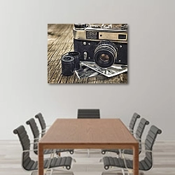 «Винтажная камера с чёрно-белыми снимками и плёнкой» в интерьере конференц-зала над столом для переговоров
