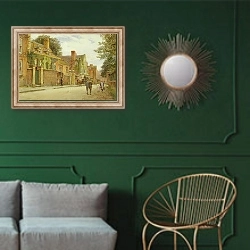 «Belmont, Shrewsbury» в интерьере классической гостиной с зеленой стеной над диваном