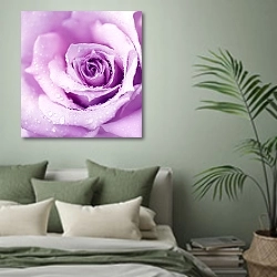 «Фиолетовая роза с каплями» в интерьере современной спальни в зеленых тонах