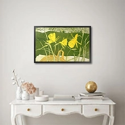 «Daffodils» в интерьере классической гостиной с зеленой стеной над диваном