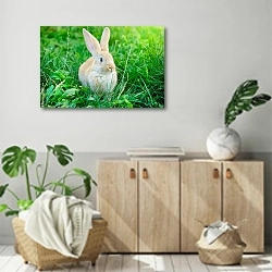 «Заяц в сочной зеленой траве» в интерьере современной комнаты над комодом
