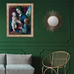 «Дева Мария с ребенком и ангел» в интерьере классической гостиной с зеленой стеной над диваном