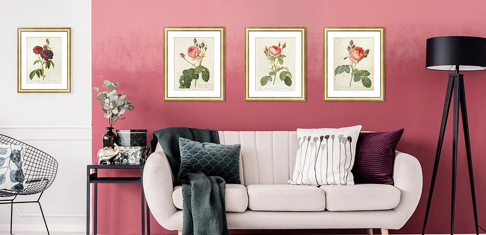 Серия гравюр с розами в рамах с паспарту в интерьере гостиной