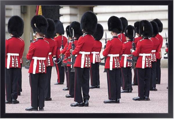 Постер Англия. Смена стражи у Букингемского  дворца с типом исполнения На холсте в раме в багетной раме 221-01