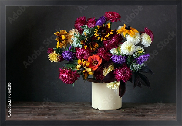 Постер Осенний натюрморт с садовыми цветами на темном фоне с типом исполнения На холсте в раме в багетной раме 1727.8010