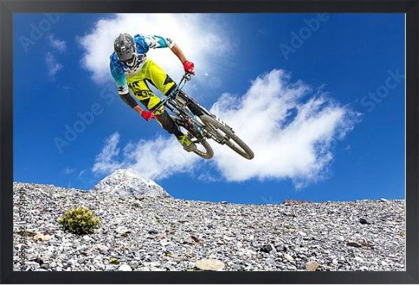 Постер Прыжок на горном велосипеде над склоном горы с типом исполнения На холсте в раме в багетной раме 1727.8010