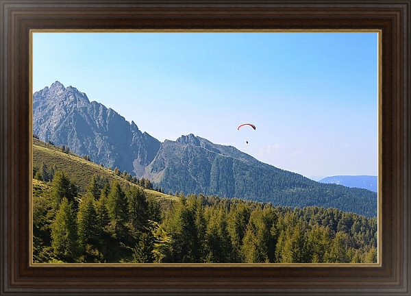 Постер Полет на параплане над горами с типом исполнения На холсте в раме в багетной раме 1.023.151