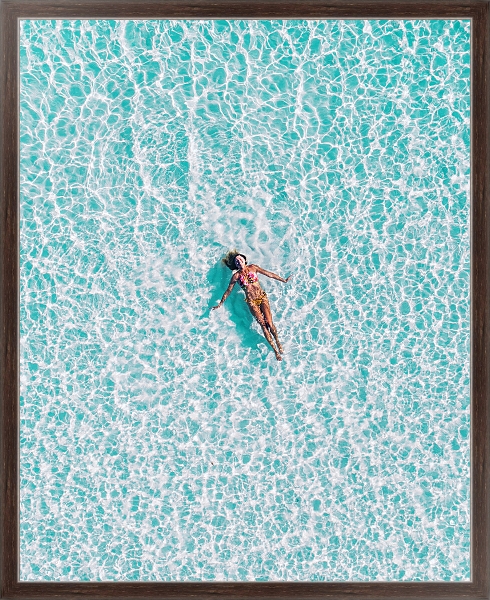 Постер Девушка на воде в бассейне с типом исполнения На холсте в раме в багетной раме 221-02