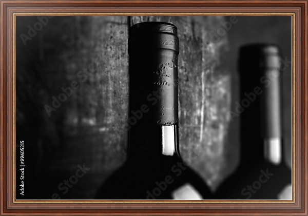Постер Бутылки красного вина у бочки, чёрно-белая фотография с типом исполнения На холсте в раме в багетной раме 35-M719P-83