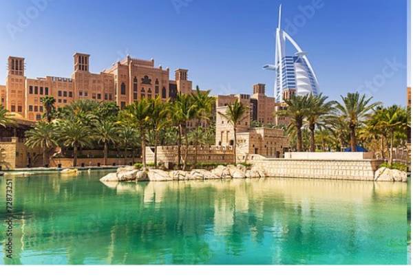 Постер Удивительная архитектура, тропический курорт в Дубае, ОАЭ с типом исполнения На холсте без рамы