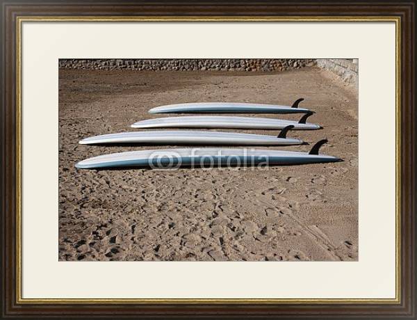 Постер Доски для серфинга на берегу с типом исполнения Под стеклом в багетной раме 1.023.036