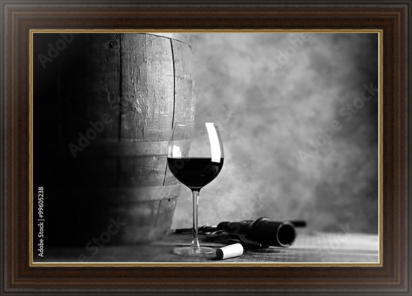 Постер Бокал вина и бочка, чёрно-белая фотография с типом исполнения На холсте в раме в багетной раме 1.023.151