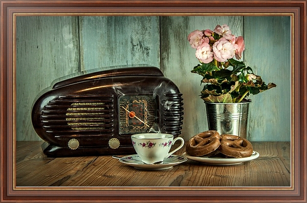 Постер Ретро-радио, букет и чашка чая с бубликами с типом исполнения На холсте в раме в багетной раме 35-M719P-83
