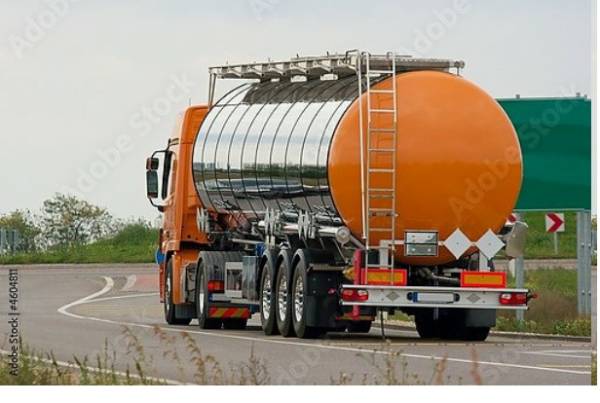 Постер Грузовик-автоцистерна для перевозки опасных грузов с типом исполнения На холсте без рамы