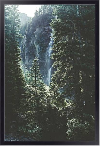 Постер Высокий водопад в еловом лесу с типом исполнения На холсте в раме в багетной раме 221-01