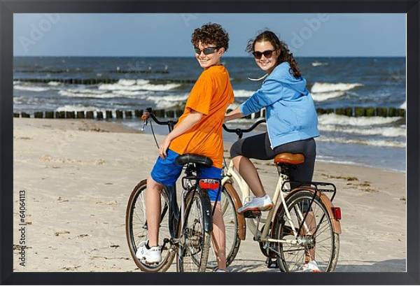 Постер Прогулка на велосипедах по пляжу с типом исполнения На холсте в раме в багетной раме 1727.8010