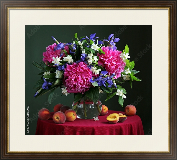 Постер Букет садовых цветов с персиками на столе с типом исполнения Под стеклом в багетной раме 1.023.036