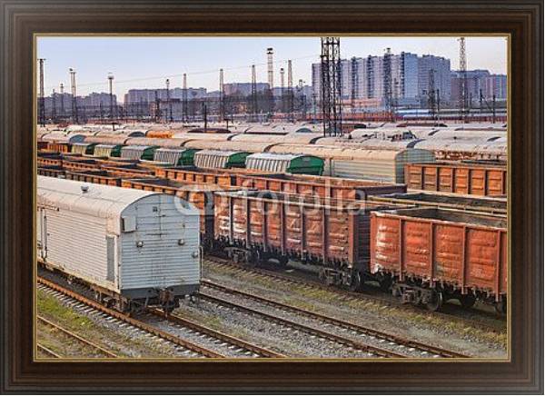 Постер Железнодорожные грузовые вагоны на станции с типом исполнения На холсте в раме в багетной раме 1.023.151