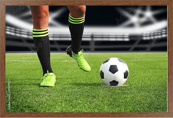Постер Футболист и мяч на поле стадиона с типом исполнения На холсте в раме в багетной раме 1727.4310