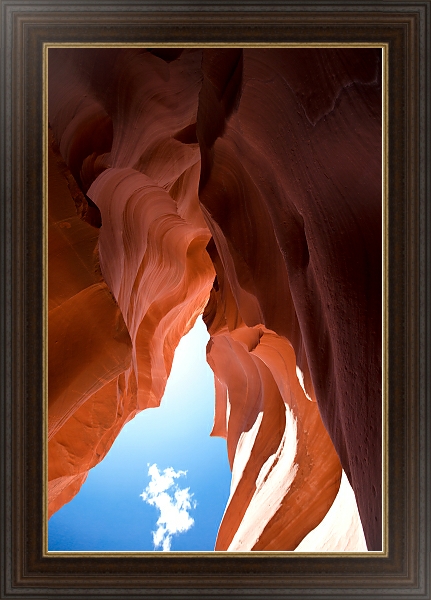 Постер Кусочек неба с облаком в каньоне с типом исполнения На холсте в раме в багетной раме 1.023.151