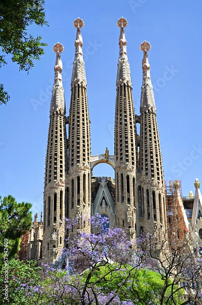 Постер Испания. Барселона. Собор Святого Семейства с типом исполнения На холсте без рамы